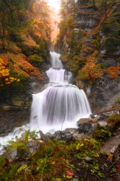 Ein Vertikaler Blick Auf Einen Von Felsen Umgebenen Wasserfallbach Herbst — Stockfoto