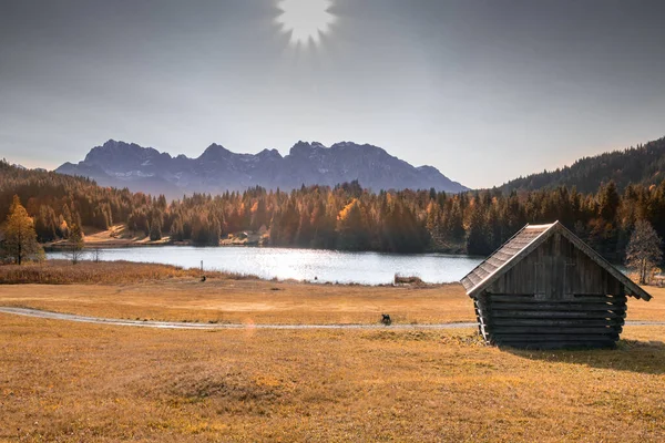Dağlardaki Gölün Yakınındaki Küçük Bir Evin Yakın Çekimi — Stok fotoğraf