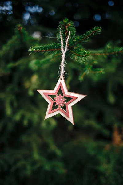 Vertikal Bild Trä Stjärna Formad Julprydnad Hängande Från Tall — Stockfoto