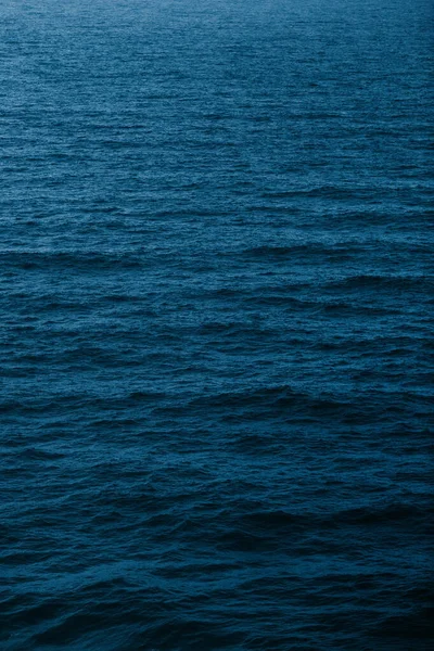 Vertikální Záběr Vodních Vln Hlubokém Modrém Moři — Stock fotografie