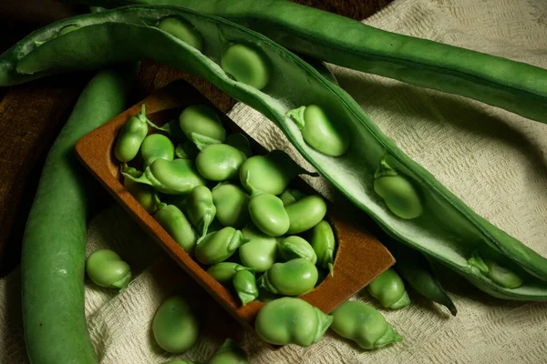 Närbild Färska Råa Bondbönor Kapslarna Och Hög Bönor Träskålen — Stockfoto