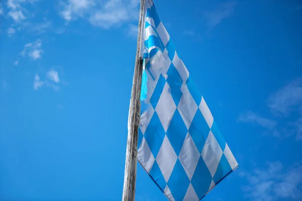 Zbliżenie Strzał Bawarskiej Flagi Słupie Jasnym Błękitnym Tle Nieba — Zdjęcie stockowe