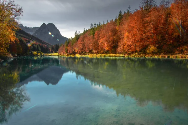Schöne Aufnahme Eines Sees Der Herbst Von Bewaldeten Hügeln Umgeben — Stockfoto