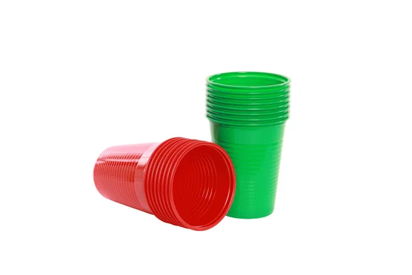 在白色背景上隔离的红色和绿色塑料一次性杯子的特写镜头 — 图库照片