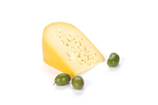 Queijo Amarelo Com Azeitonas Sobre Fundo Branco — Fotografia de Stock