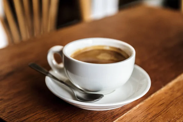 木製のテーブルの上にコーヒーカップの選択的フォーカスショット — ストック写真