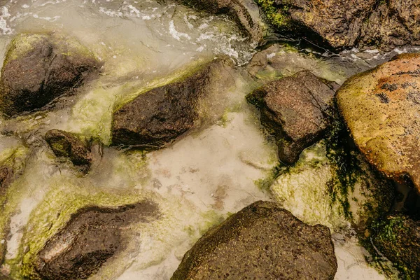 Bovenaanzicht Van Rotsen Met Groen Mos Een Ondiepe Rivierbedding — Stockfoto