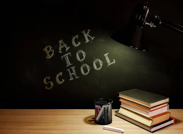 Een Stapel Boeken Een Tafel Met Terug Naar School Tekst — Stockfoto