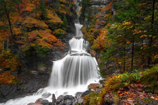 Vue Rapprochée Ruisseau Cascade Entouré Rochers Automne — Photo