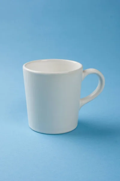 Disparo Vertical Una Taza Sobre Fondo Azul — Foto de Stock