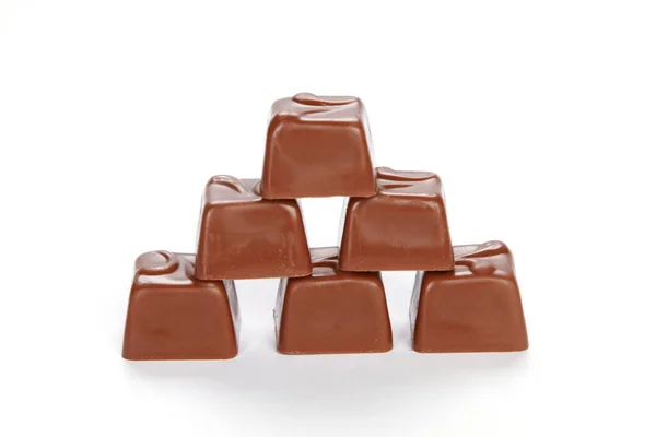 Tiro Close Chocolate Empilhado Fundo Branco — Fotografia de Stock