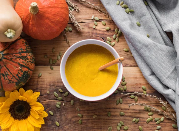 Una Zuppa Zucca Uno Sfondo Rustico Con Verdure Diverse — Foto Stock