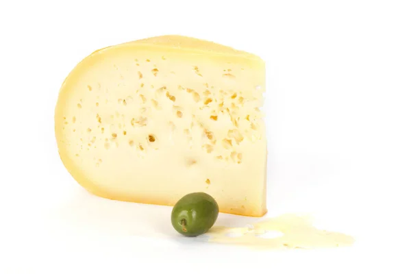 Кусок Сыра Оливка Белом Фоне — стоковое фото