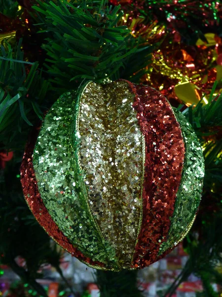 Tiro Vertical Una Bola Navidad Árbol Navidad —  Fotos de Stock
