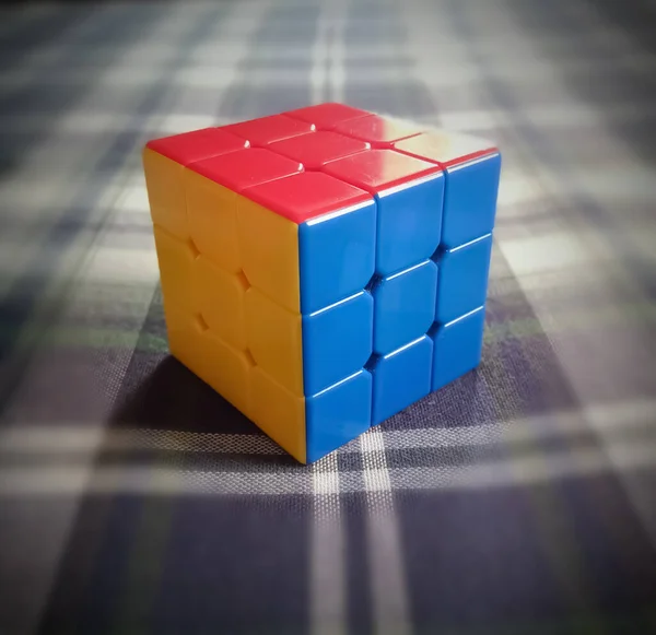 Primer Plano Colorido Cubo Rubik Sobre Una Superficie Modelada — Foto de Stock