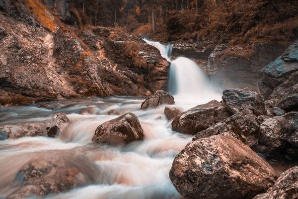 Nahaufnahme Eines Wasserfallbaches Der Herbst Von Felsen Umgeben Ist — Stockfoto
