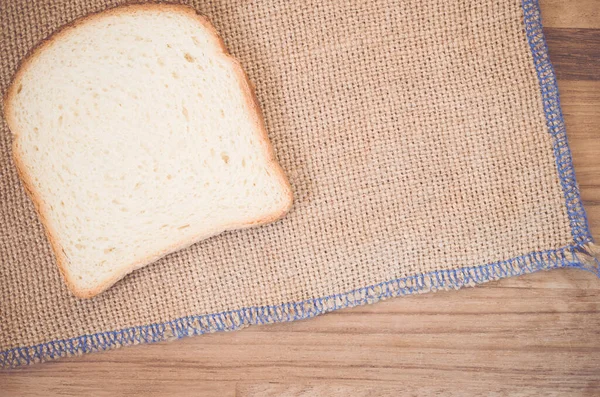 Μια Επίπεδη Στρώση Από Μια Φέτα Λευκό Ψωμί Λινάτσα Ένα — Φωτογραφία Αρχείου