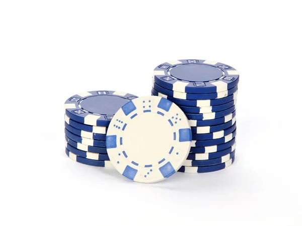 Blauwe Poker Chips Gestapeld Elkaar Geïsoleerd Een Witte Achtergrond — Stockfoto