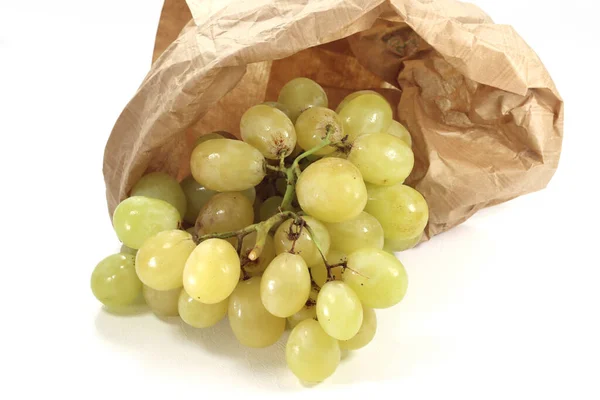 Primer Plano Uvas Una Bolsa Papel Sobre Fondo Blanco —  Fotos de Stock