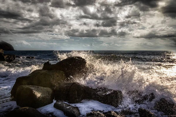 Paysage Vagues Jetant Dans Les Rochers Coucher Soleil — Photo