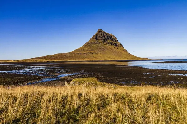 Een Lage Hoek Opname Van Kirkjufel Berg Ijsland Een Rivier — Stockfoto