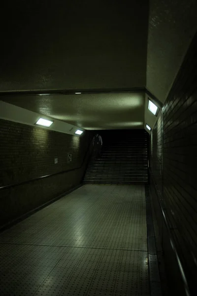 Une Personne Qui Monte Les Escaliers Dans Tunnel Métro Semi — Photo