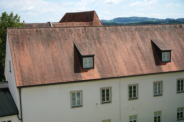 Uma Vista Telhado Azulejo Marrom Vermelho Uma Casa Velha — Fotografia de Stock