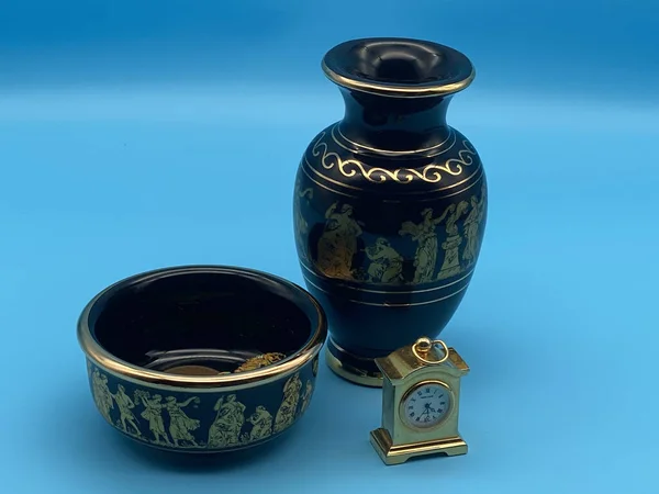 Zbliżenie Zabytkowego Ceramicznego Wazonu Misą Małym Zegarkiem Odizolowanym Niebieskim Tle — Zdjęcie stockowe