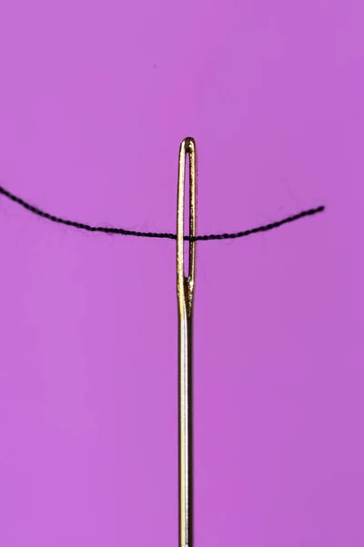 Вертикальний Знімок Голки Нитки Фіолетовому Фоні — стокове фото