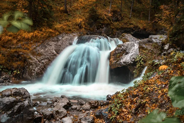 Sonbaharda Kayalarla Çevrili Bir Şelalenin Yakın Görüntüsü — Stok fotoğraf