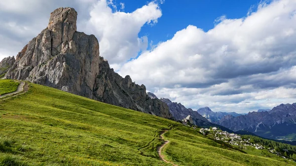 Uma Paisagem Fascinante Vale Verde Montanhas Rochosas Dia Nublado — Fotografia de Stock