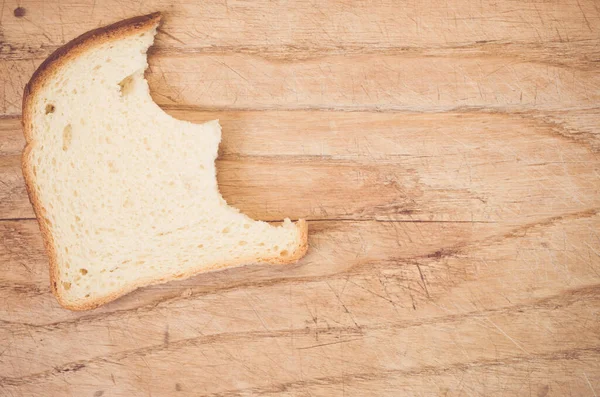 Eine Flache Scheibe Gebissenes Weißbrot Auf Einem Holztisch Mit Platz — Stockfoto