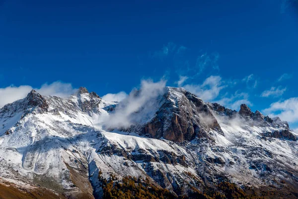 Himalaias Cobertos Neve Contra Céu Azul — Fotografia de Stock