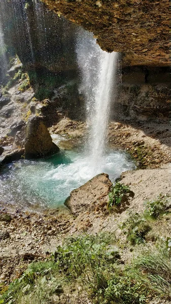 Eine Vertikale Aufnahme Eines Wasserfalls Einem Park — Stockfoto