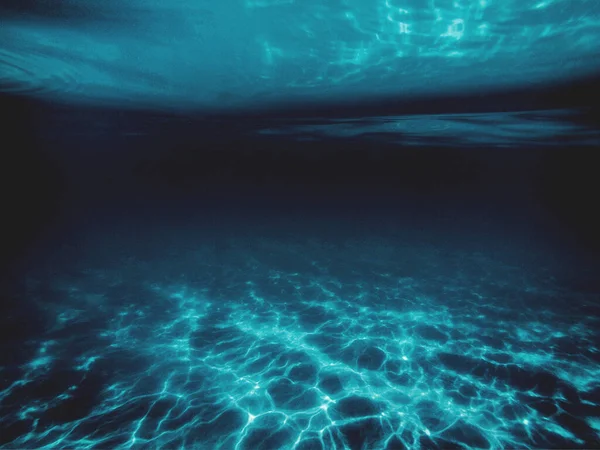 Een Blik Onder Water Met Een Reflectie Van Zonlicht Die — Stockfoto