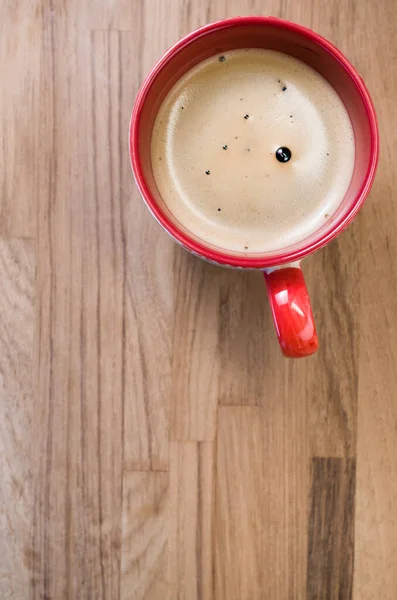 木製の表面にコーヒーカップの垂直ショット — ストック写真