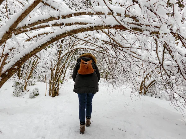 Una Vista Trasera Mujer Caucásica Campo Cubierto Nieve — Foto de Stock