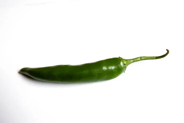 Een Closeup Van Een Groene Chili Peper Witte Achtergrond — Stockfoto