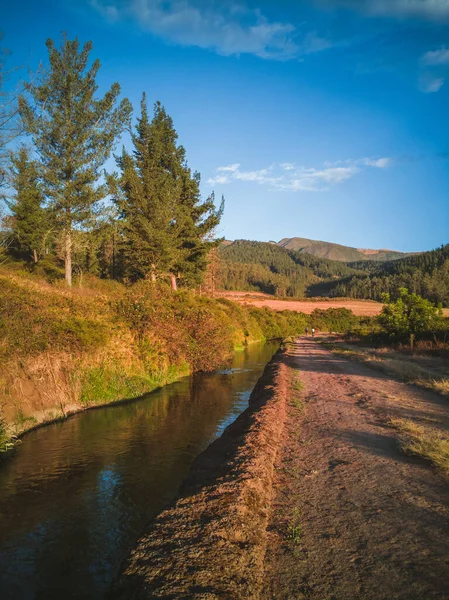 Een Close Van Een Kleine Smalle Rivier Pittoreske Rustige Omgeving — Stockfoto