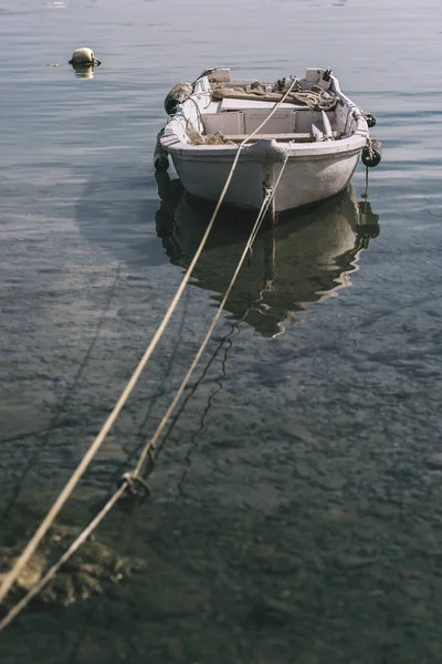在阴沉沉的一天 一艘停泊在海上港口的渔船的特写镜头 — 图库照片