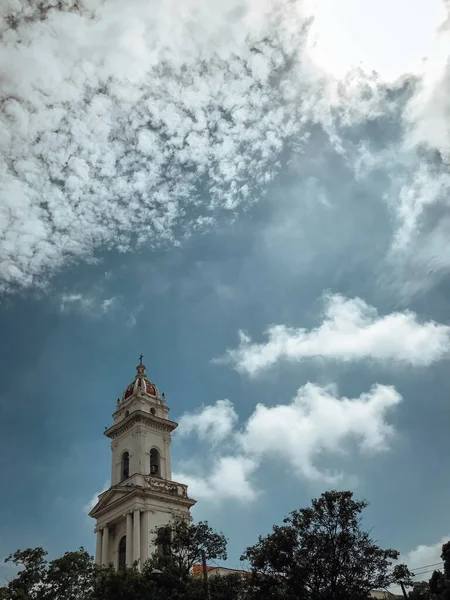 Pionowe Ujęcie Niskiego Kąta Historycznego Starego Budynku Pod Pięknym Chmurowym — Zdjęcie stockowe