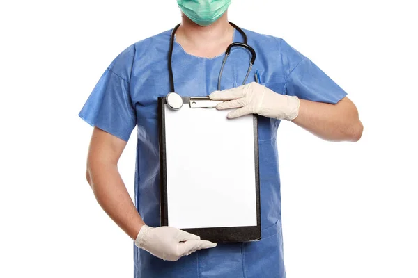 Jeune Médecin Homme Montrant Papier Blanc Isolé Sur Fond Blanc — Photo