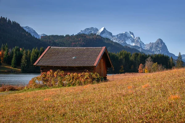 Plan Rapproché Une Petite Maison Près Lac Dans Les Montagnes — Photo