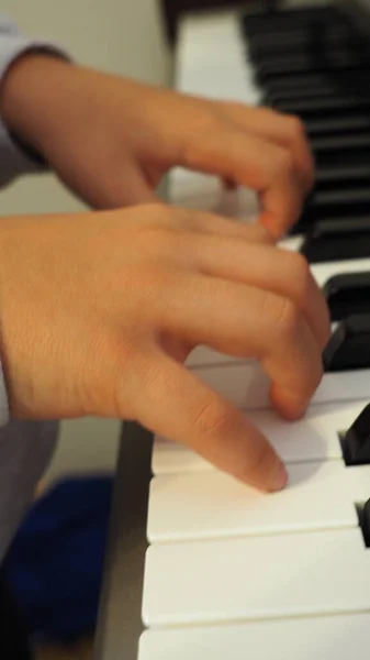 Pionowe Ujęcie Rąk Grających Pianinie — Zdjęcie stockowe