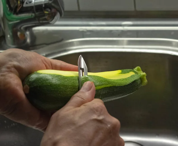 Primo Piano Una Persona Che Pulisce Una Zucchina Cucina — Foto Stock