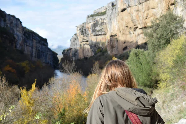 Uma Foto Seletiva Foco Uma Mulher Observando Belo Lumbier Canyon — Fotografia de Stock