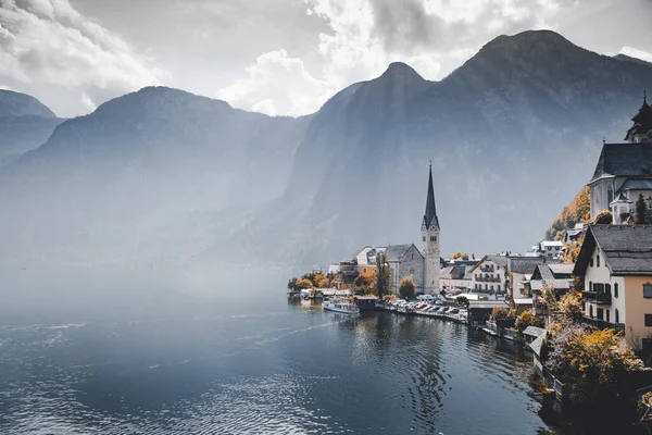 Ένα Τοπίο Του Hallstatt Που Περιβάλλεται Από Μια Λίμνη Και — Φωτογραφία Αρχείου