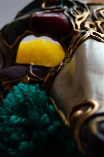 Ένα Κοντινό Πλάνο Μιας Όμορφης Μάσκας Καρναβαλιού Πολύχρωμα Πομπώδη — Φωτογραφία Αρχείου