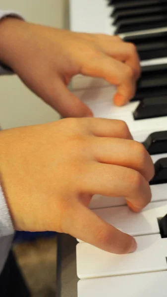 ピアノを演奏する垂直のクローズアップショットの手 — ストック写真