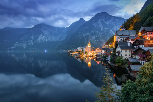 Landscape Hallstatt Surrounded Mountains Lake Cloudy Sky Evening Austria — Stock Photo, Image